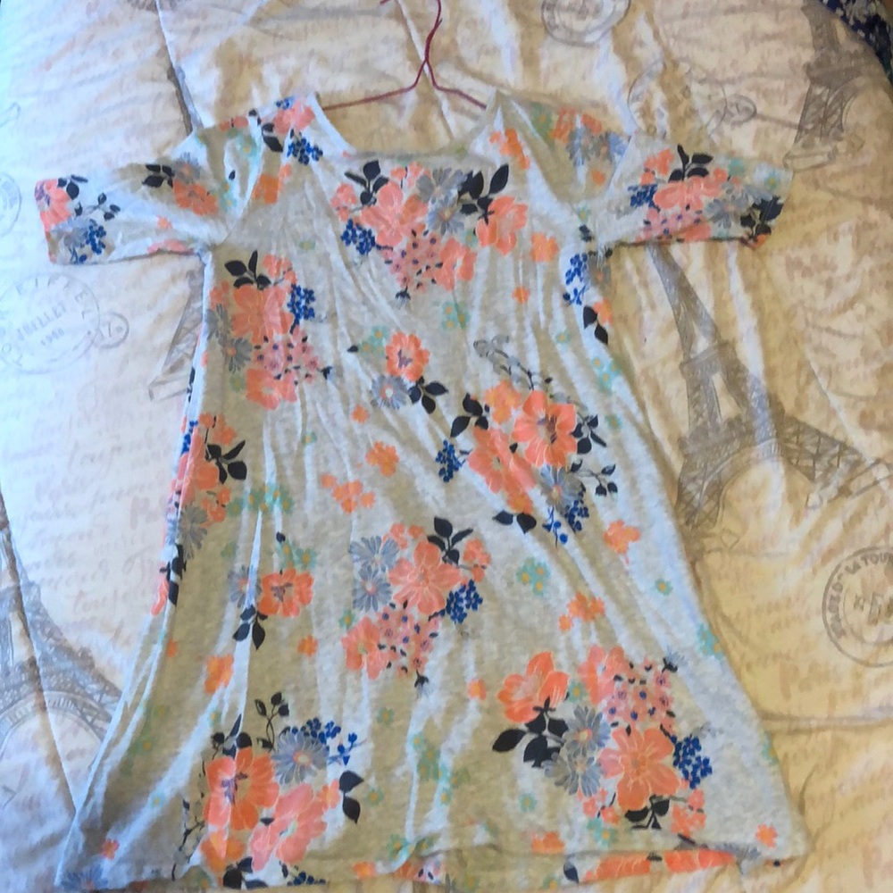 Dresses - Picture 2 of 6